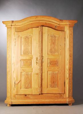 Louis-Seize-Schrank, 1820/30, Weichholz / Zirbelkiefer, Kopf 5-fach getreppt mit unterschiedlichsten Profilierungen, Türen u. Seiten je 3-fach ...