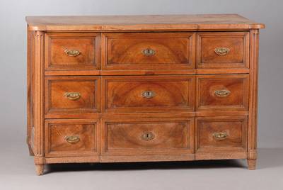 Kommode, Kurpfalz wohl Mannheim um 1820, Eichen Platte, Korpus Weichholz, auf Rahmen gearbeitet, Kassetten mit Wurzelnussholz furniert, ...