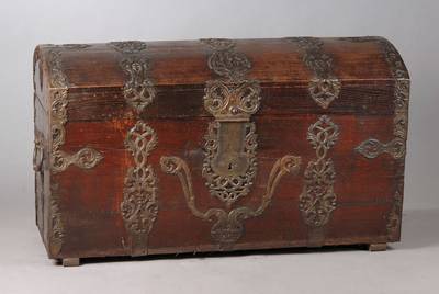 Buckeltruhe, süddeutsch, um 1760, Eiche geschwärzt, reicher Eisenbeschlag, ca. 73x124x64 cm, Schlüssel