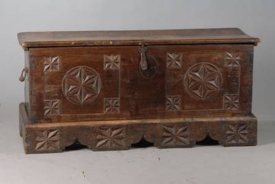 Truhe, Frankreich um 1780, Nußbaum und Eiche, abstrakt florale Rosettenschnitzerei, orig. Beschläge, Gebr.-Sp., sehr urig, ca. 59x128x46 cm