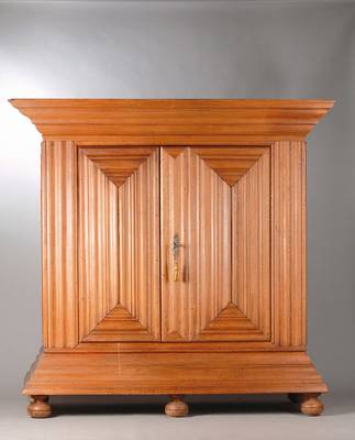 Frankfurter Wellenschrank, um 1730-40, Eiche massiv, Kopf vielfach unterschiedlichst profiliert und getreppt, Türen sehr plastisch gewellt, ...