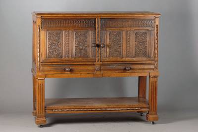 Stollentruhe, Frankreich, Eiche, Türen um 1750, Stollenteil um 1890, 2-türig u. 2- schübig, Platte mit 3-fach getrepptem Kantprofil, Türen mit ...