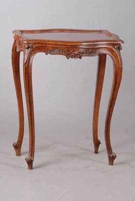 Tischchen, Frankreich um 1870, Nußbaum massiv, Glasplatte über Samtbezug, asymmetrische Rocaillenschnitzerei, Volutenfüße, altersbedingt ...