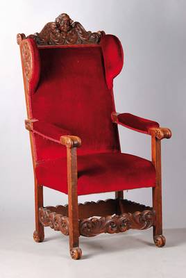 Ohrenbackensessel, Flandern um 1880-90, Eiche, Lehne mit Putenbekrönung, Ohren mit floraler Volutenschnitzerei, bordeaux-farbenerBezug, Armlehnen ...