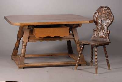 Zwei Prunkbauernstühle, deutsch um 1880-90, Eiche / Weichholz, Lehne mit Personenschnitzereien u. herzförmigen Aussparungen, Beine gedrechselt, H. ...