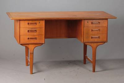 Schreibtisch, Dänemark um 1960, Teakholz und Eichenrand, stiltypisches Mid-Century-Design, rückseitig mit Ablageflächen für Kunstgegenstände, ...
