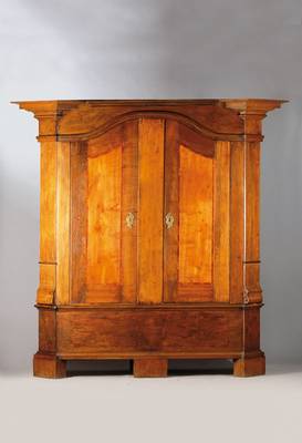 Barockschrank, Ende 18. Jh., Eiche, aus alten Teilen, wohl urspr. Wandschrank, Kopf mit profilierten Leisten, geschweifte Türen mit Einlagen, ...