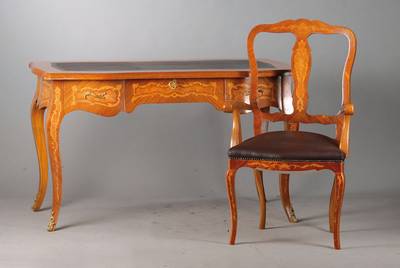 Schreibtisch mit Stuhl, Italien um 1965, Hersteller "Marconi Arte", Platte in Nussbaum gespiegelt furniert und mit braunem Leder ...