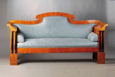 Biedermeiersofa, um 1835/40, Ahorn, Lehne u. Armlehne in geschweifter Form mit Volutenabschlüssen, Seitenpfosten mit je 2 geschwärzten ...