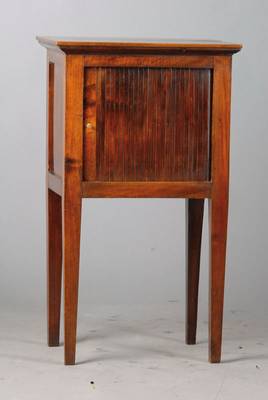 Beistellschränkchen, Frankreich um 1830, Mahagoni, z.T. aus alten Teilen, Platte vielfach getreppt, Front mit Rolltür, Seiten- und Rückwand je ...