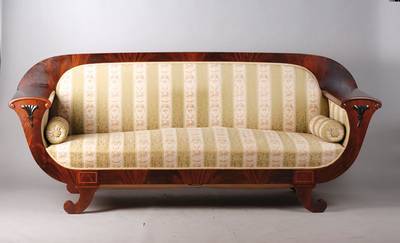 Sofa, um 1880/90, Pyramidenmahagonifurnier gespiegelt verlegt, geschwärzte Akanthusblattverzierung, Bandintarsien aus Ahornholz, in den 70er J. neu ...