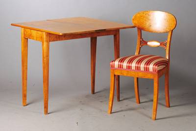 Biedermeier-Ensemble, um 1860, bestehend aus3 Stühlen und einem Spieltisch, Schaufelstühle mit elegant gewölbter Lehne, Versprossung in Voluten- ...
