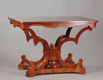 Tisch, England um 1830/40, Pyramidenmahagonifurnier doppelt gespiegelt verlegt, Platte mit abgerundeten Kanten, mittig Rosette aus Ahorn, Zargen ...