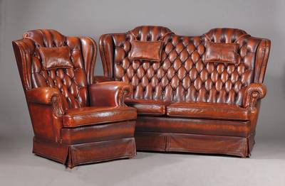 Sofa und zwei Sessel, Chesterfield, 2. Hälfte 20. Jh., Je mit Ohrenbacken, Lehnen vielfachgenoppt, Kissen aufwendig gebordet, Leder festgenagelt, ...