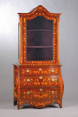 Vitrine, Holland, um 1830, Mahagonifurnier auf Eiche massiv, Giebel geschweift, Ecken abgeplattet mit aufgesetztenVoluten und kontrastreichen ...