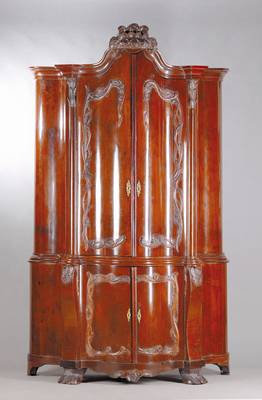 Aufsatzschrank, Holland, um 1760, Mahagonifurnier auf Eiche, Giebel geschweift mit großzügigem Akanthusblatt-, Rosetten- u. Volutenabschluss, Kopf ...