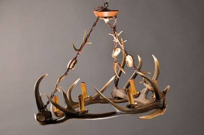 Geweihlampe mit dazugehöriger Wandlampe, deutsch, 30er Jahre, 6 Brennstellen, lt. Einlieferer intakt, H. Lampe ca. 63cm, D.ca. 78cm, Wandlampe mit ...