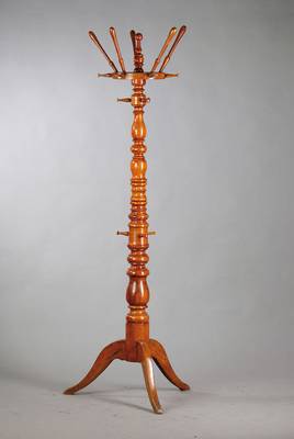 Garderobe, um 1880, Nussbaum, üppig gedrechselt, geschweifter Dreifuß, H. ca. 185 cm