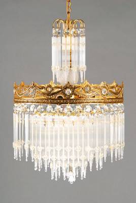 Glasstablampe in klasszistischer Art, Spanien, 20/30er Jahre, strukturiertes Messingrondell, 3-fach gestaffelte Reife, anhängender Dekor mit ...