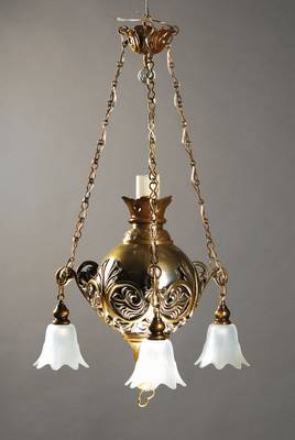 Deckenlampe, um 1920, Hohlkörper aus Messing, wohl aus Kirchenbestand, 3- teilige Zierkette, orig. satinierte Tulpenkelche, mittig für Wachskerze ...