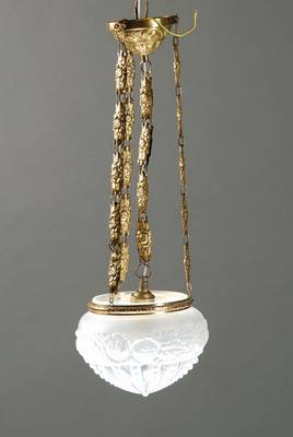 Deckenlampe, Jugendstil, Frankreich, um 1920, geprägte Messinggürtelung mit verzierter Ornamentik, 3-teilige ornamentierte reliefierte ...
