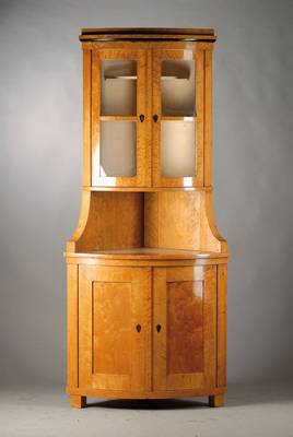 Biedermeier-Eckaufsatzvitrine, um 1820, Birke furniert, Kopf mit Kantprofil und geschwärzter Profilierung, 2-türig, je verglast u. versproßt, ...