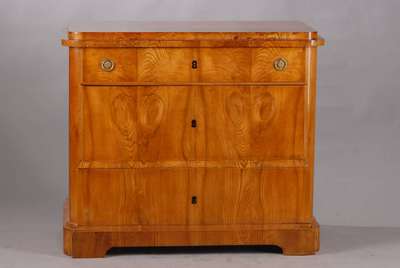 Kommode, um 1830, Eschefurnier doppelt gespiegelt verlegt, Platte abgekantet, 3- schübig, unterer Schub u. Sockel lt. ausladend, restauriert, ...