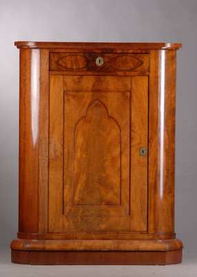 Eckschrank, Berlin um 1860, Korpus Weichholz, Ahorn und Mahagonifurnier, zum Teil gespiegelt verlegt, Fuß und Kopf verkröpft, gothisierende ...