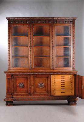 Vielzweckschrank / Aufsatzvitrine, Hersteller "A.Bembe" in Mainz um 1910, Nussbaum z.T. massiv, Gesims reich gefriest, Kopf mit ...