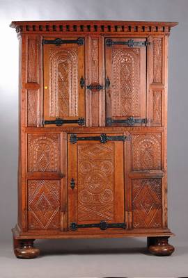 Bauernschrank, mitteldeutsch, dat. 1638, Eiche, Kopf vielfach unterschiedlich profiliert, mit aufgesetztem Fries, 3-türig, dieses kassettiert, ...