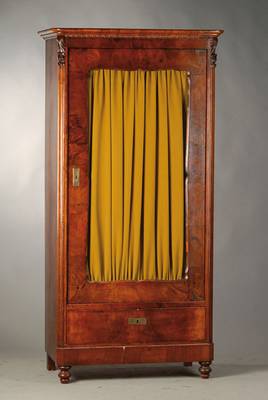 Vitrine, deutsch um 1850/60, Nussbaum-bzw. Wurzelnussfurnier, Korpus Weichholz, Frontseitig verglast, Fassing in Form einer Brezelfüllung, ...