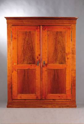 Biedermeierschrank, um 1830/40, Kirschbaumfurnier, Korpus Weichholz, Kopf vielfach unterschiedlich profiliert, Türen und Seiten je doppelt ...