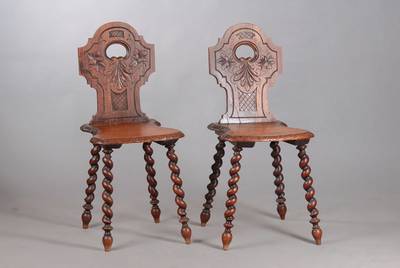 4 Brettstühle, Tirol um 1970/1980, Eiche, Lehne grob kreuzförmig mit Akanthusblattschnitzerei und Aussparungen, Beine spiralförmig gedrechselt, H. ...