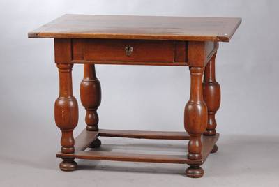 Barocktisch, deutsch um 1760/70, Gestell Eiche, Platte Nussbaum, 1-schübig, Beine wuchtig balustiert, quadratisch angeordnete Zwischenversproßungen ...