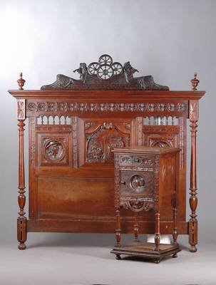 Mädchenzimmer, um 1880-1905, Eiche massiv, Schrank, Frisiertisch, Bett, Nachttisch u. 2 Stühle, Schrank mit 4-fach getrepptem Profil, 2 Fialen, am ...