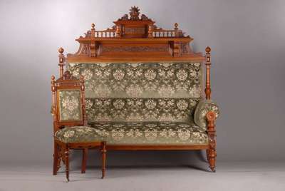 Gründerzeit-Wohnzimmer, deutsch um 1880/90, Nussbaum massiv: 3-Sitzer-Sofa, 2 Armlehnstühle, 4 Stühle u. Tisch, Sitzmöbel mit fast gleichem ...