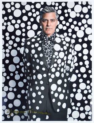 Yayoi Kusama, geb. 1929, George Clooney, Farbfotografie auf Fujicolor Professional Paper, handsigniert, ca. 40x30,5 cm