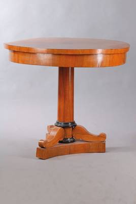 Runder Biedermeiertisch, 1.H. 19.Jh., hellesNußbaumfurnier, Platte abgekantet mit Rosettenintarsie, Säule partiell geschwärzt, geschweifter ...