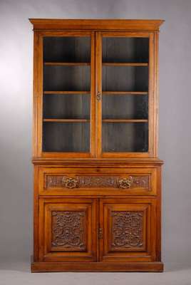 Schreibkommode mit Vitrinenaufsatz, England um 1870, Eiche massiv, Aufsatz 4-fach getreppt u. unterschiedlich profiliert, 2- türig, Frontseitig ...