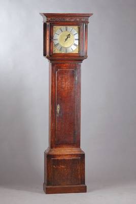 Standuhr, England um 1780/90, Holzgehäuse, im Giebel mit Schnitzarbeiten, Sockel abgenommen u. spannungsrissig, Füße/Türschlüssel/Gehäusedach ...