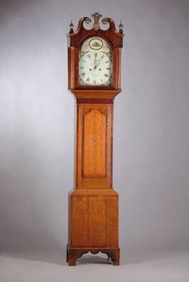 Standuhr, England um 1820, Eiche, Mahagoni, Sockel spannungsrissig, Messingapplikationen, Bogenzifferblatt, sign. Hull, Sleaford, reich verzierte ...