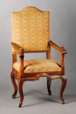 Großer Armlehnstuhl, um 1800, Nussbaum massiv geschwungene Beine, Polsterung im Sitz und Rücken muss erneuert werden, Stuhl ist stabil verleimt, ...