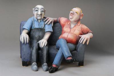 Gabriele Wanner, zeitgenössische Künstlerin aus Heilbronn, Zwei auf dem Sofa, Keramikskulptur bunt bemalt, ca. 325x40x35cm