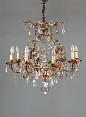 Deckenleuchter, Italien, um 1890, Metallmontur mit floralen Motiven, reicher Glasbehang, 8 Kerzenbrennstellen u. 4 weitere Brennstellen innen, ...