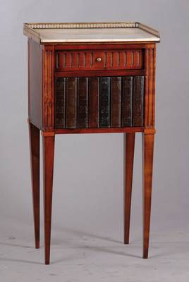 Pfeilerschränkchen, Frankreich, um 1900/10, nach Vorbild von 1780/90, Korpus Weichholz , Mahagonifurnier, Front verlaufend, Lisenen doppelt ...