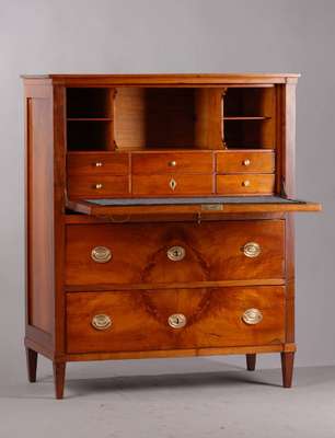 Schranksekretär, süddeutsch, um 1825-30, Nussbaum massiv, Front Wurzelnuss, 8-fach gespiegelt, Originalbeschläge, Oberteil mit Klappe, Unterteil ...