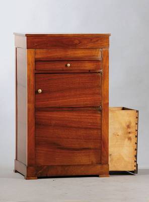 Ausgefallene Kommode, süddeutsch, um 1820-30, Korpus Weichholz, Front Nussbaum massiv, Oberteil aufklappbar, ursprünglich als Schminkschrank ...