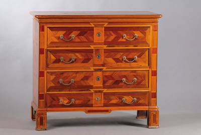 Kommode, wohl Portugal um 1900, 4-schübig, unter Verwendung von Teilen aus dem 18. Jh., Korpus Weichholz, Nußbaumfurnier, geometrischeIntarsien in ...