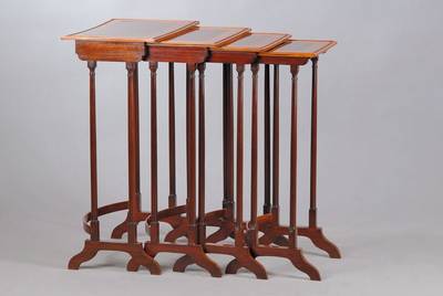 Satz aus vier Beistelltischchen, England um 1910, sog. Nest of Tables, Mahagoni und Walnuß mit Intarsien, in sich zusammen zu schieben, wohnfertig ...