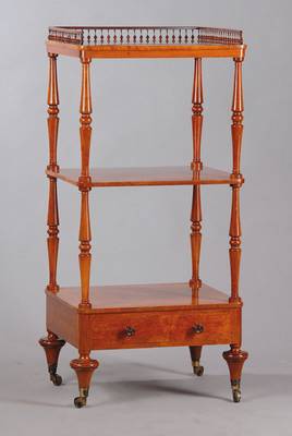 Etagere, England um 1810-20, George III., drei Ablagen u. 1 Schub, oberste mit kleiner Balustrade, schöne Drechselarbeit, feine Schellack-Politur, ...